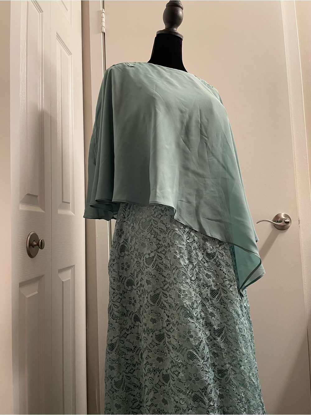 Elegant Lace Maxi Sparkling dress with Chiffon Overlay - Teal. With a back zip. - Picture 4 of 6